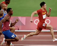 包含金州勇士训练开放日，国际比赛日绝杀压哨引欢呼，足总杯在即，赛程密集仍需轮换的词条