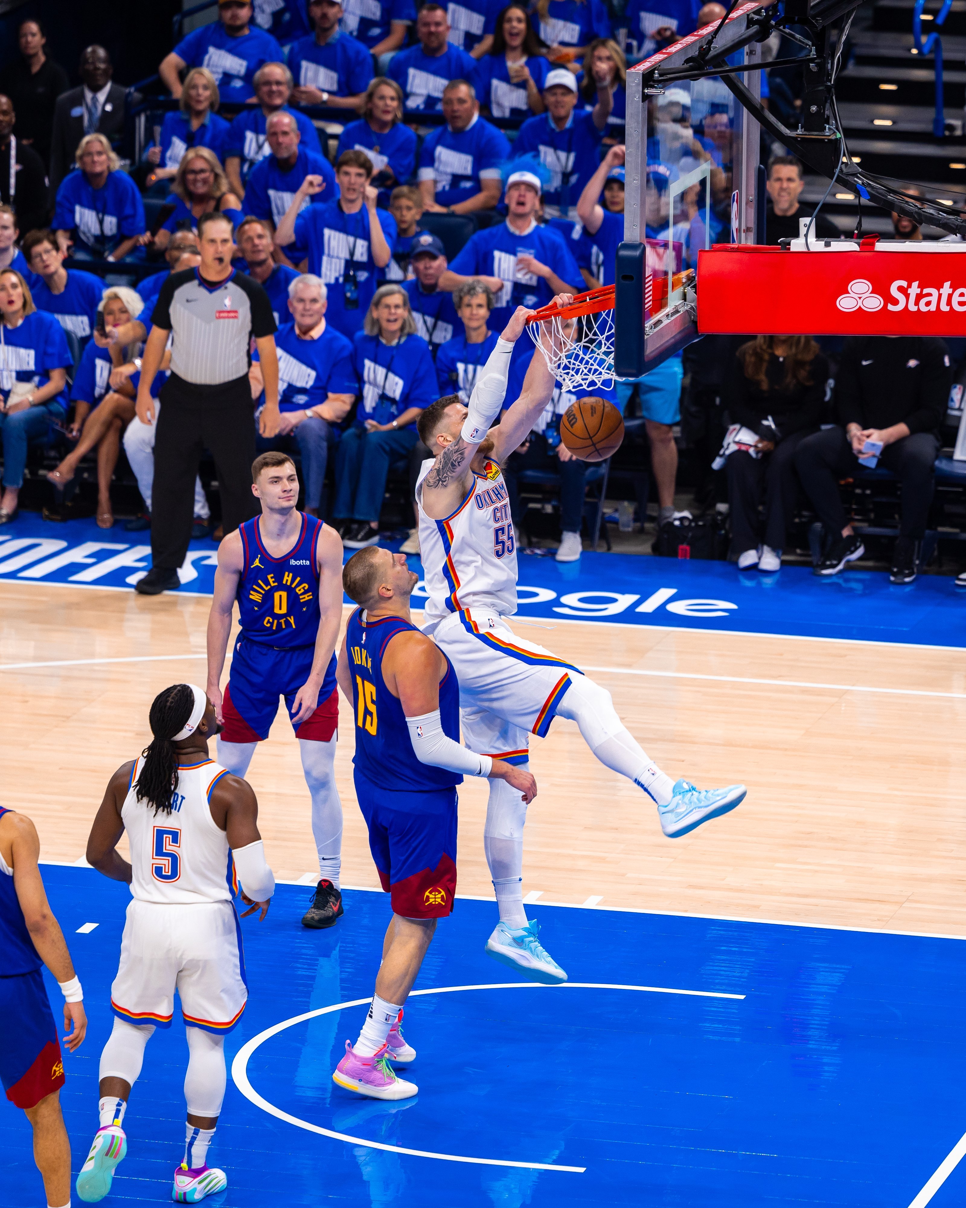 丹佛掘金发布备战花絮；加时末段强势反弹；NBA季后赛任务艰巨；更衣室氛围转暖的简单介绍